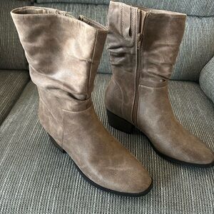 BARETRAPS Womens Faux Leather Boots.  Excellent condition.  Never worn.